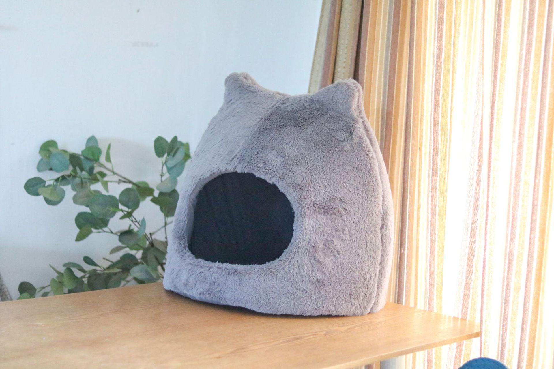 Cozy Retreat: Removable And Washable Semi - Closed Cat Bed For Autumn And Winter - Dog Hugs Cat