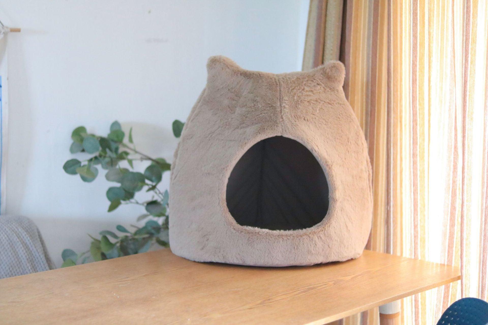 Cozy Retreat: Removable And Washable Semi - Closed Cat Bed For Autumn And Winter - Dog Hugs Cat